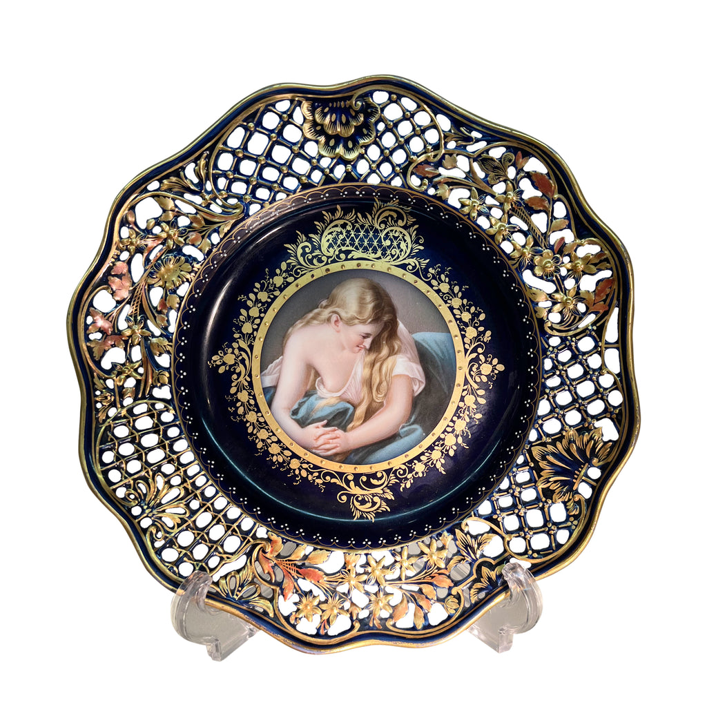 AN ANTIQUE ROYAL VIENNA STYLE RETICULATED PORCELAIN PLATE DEPICTING 'MARY MAGDALENE'