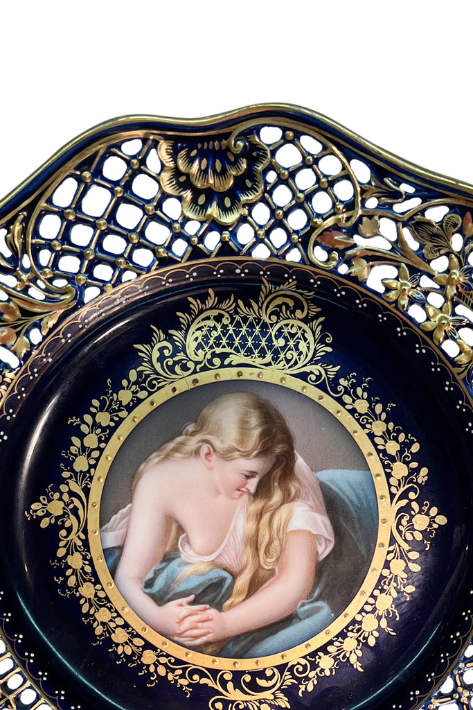 AN ANTIQUE ROYAL VIENNA STYLE RETICULATED PORCELAIN PLATE DEPICTING 'MARY MAGDALENE'