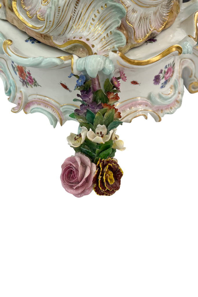 A LARGE ANTIQUE MEISSEN PORCELAIN TABLE CENTERPIECE ON BASE